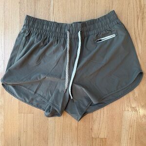 EUC Vuori Clementine Women’s Shorts M 4” black worn 1 time